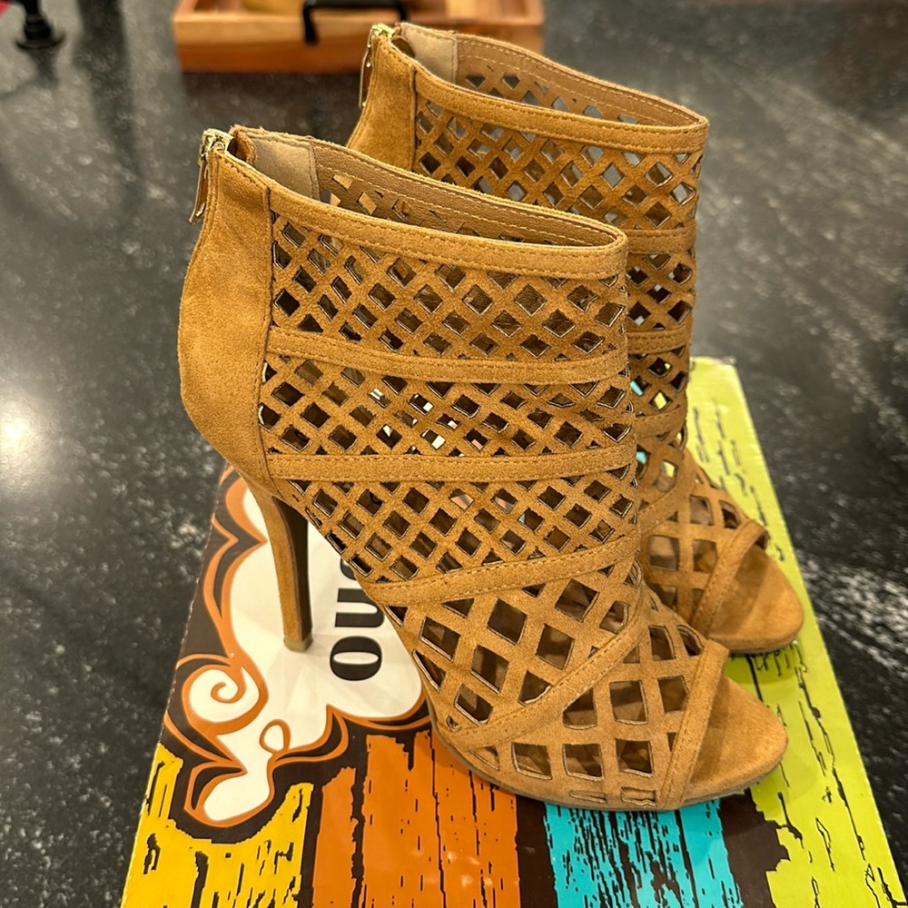 Tan Heel